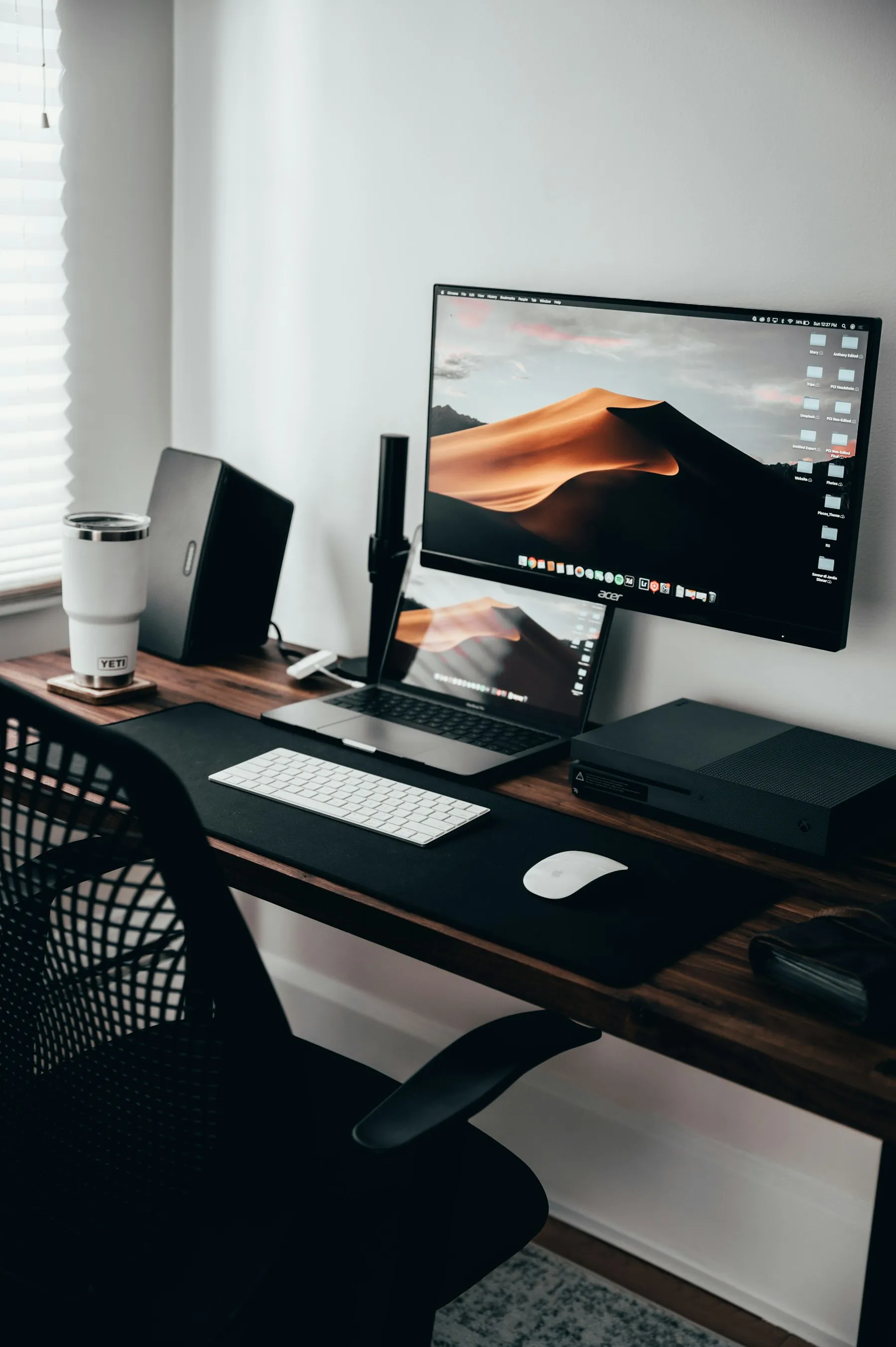 Meja kerja dengan laptop, monitor, dan keyboard