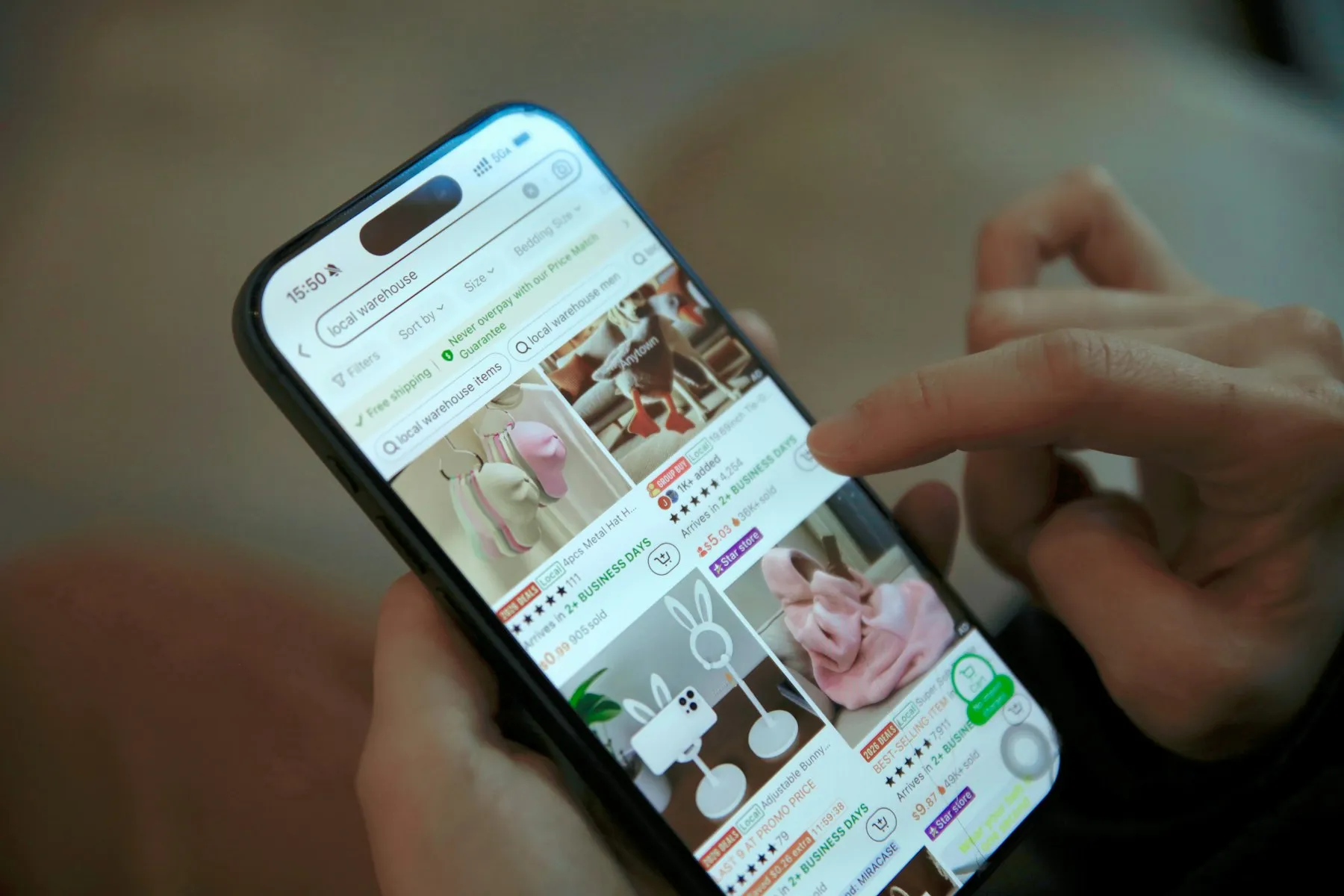 Seseorang berbelanja online lewat HP