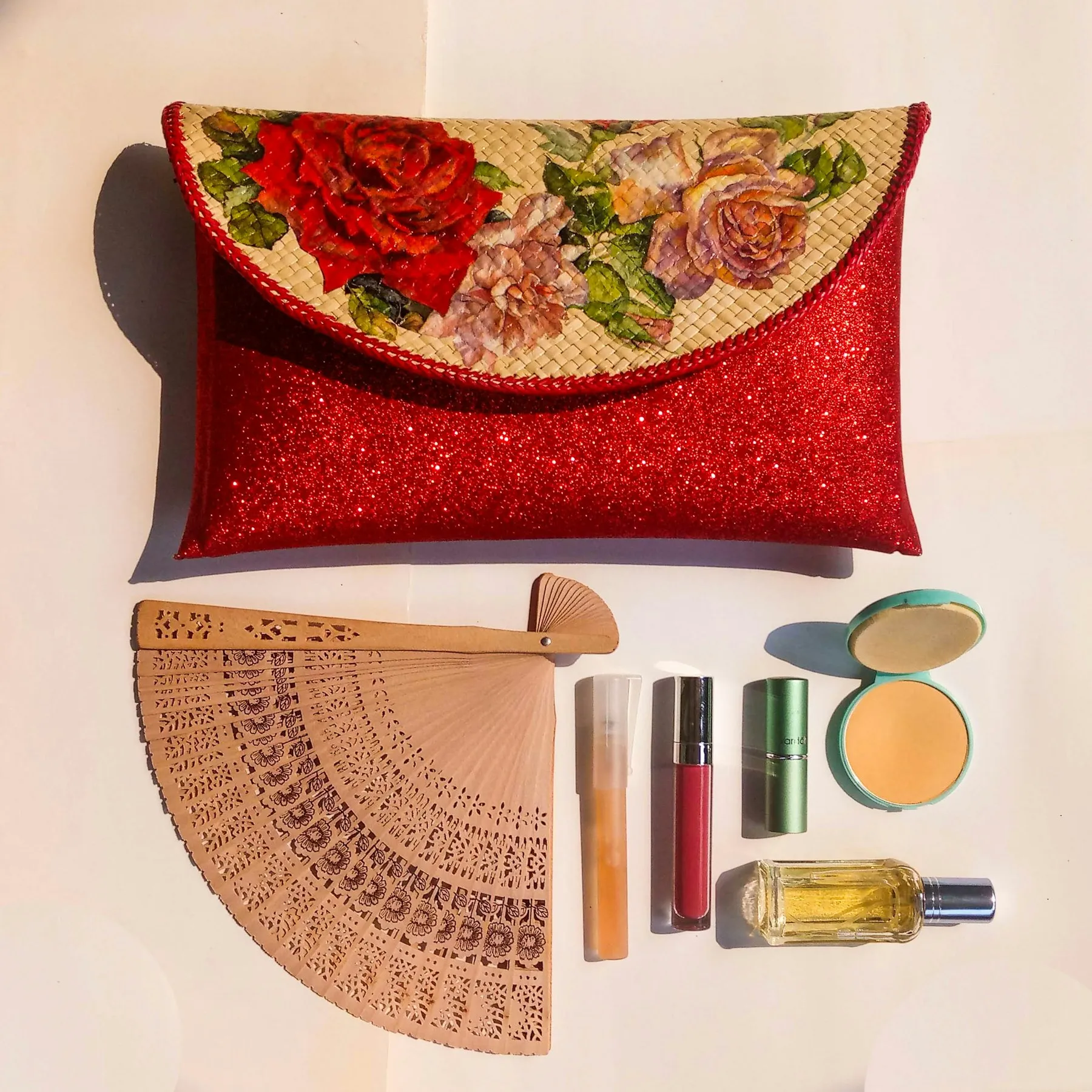 Produk kosmetik dan kipas batik ditata di atas meja